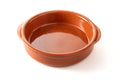 Eine braune, runde Keramikschale mit zwei kleinen Griffen an gegenüberliegenden Seiten. Die Fumosa FUMOSA keramische Pizzaofen-Grillschale hat eine glänzende Oberfläche und ist leer.