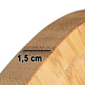 Nahaufnahme einer Bambusschneidebrettkante aus FSC-zertifiziertem Bambus, die einen Querschnitt mit einer Messanzeige zeigt, die auf eine Dicke von 1,5 cm hinweist. Die natürliche Struktur und Maserung des Bretts sind sichtbar, mit einem Übergang von der äußeren Schicht zum inneren Holz. Ideal als Fumosa FUMOSA Pizza-Servierteller PIATTO aus Bambus, 2er-Set.