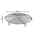 Une grille de refroidissement ronde Pizzalovers pour pizza 32 cm avec un design de grille de refroidissement métallique ronde, avec un motif de fil métallique en spirale et trois pieds stables, est affichée. Le diamètre est de 32 cm et la hauteur est de 2,7 cm. Idéale pour une circulation optimale de l'air, cette grille de refroidissement polyvalente peut également être utilisée comme grille à pizza.