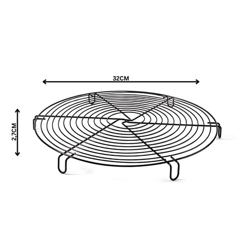 Une grille de refroidissement ronde Pizzalovers pour pizza 32 cm avec un design de grille de refroidissement métallique ronde, avec un motif de fil métallique en spirale et trois pieds stables, est affichée. Le diamètre est de 32 cm et la hauteur est de 2,7 cm. Idéale pour une circulation optimale de l'air, cette grille de refroidissement polyvalente peut également être utilisée comme grille à pizza.