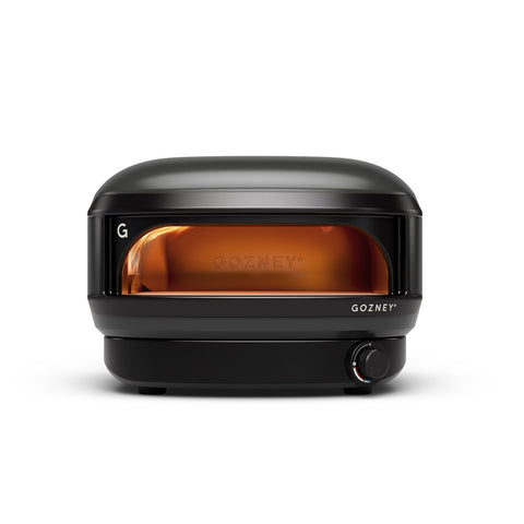 Der Gozney Arc Lite Gas Pizzaofen ist ein elegantes, schwarzes Modell mit einem Glasfenster an der Vorderseite, einer abgerundeten Oberseite, einem Bedienknopf unten rechts und einem sichtbaren Gozney-Branding. Er heizt auf bis zu 500 °C für perfekte Pizzen.