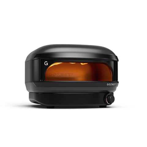 Der Gozney Arc Lite Gas Pizzaofen von Gozney verfügt über ein elegantes schwarzes Kuppeldesign, eine große Frontöffnung, einen leuchtend orangefarbenen Innenraum und einen Bedienknopf. Er ist gasbetrieben und heizt auf bis zu 500 °C für perfekte Pizzen bei jeder Gelegenheit.