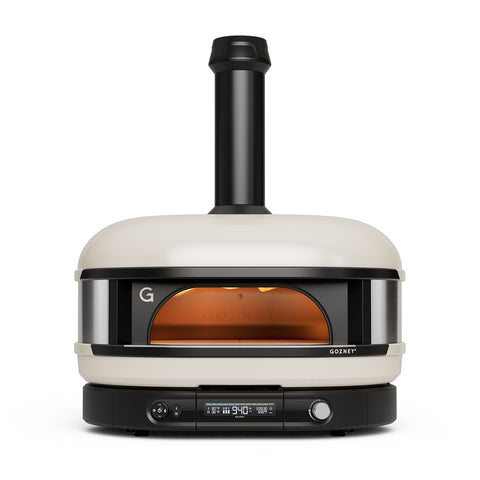 Der Gozney Dome Gen 2 Pizzaofen - Hybrid Brennstoffsystem von Gozney ist ein moderner, weißer, kuppelförmiger Pizzaofen mit Schornstein und digitaler Steuerung, ideal für die Zubereitung von Speisen im Freien, abgebildet von vorne auf einem weißen Hintergrund.