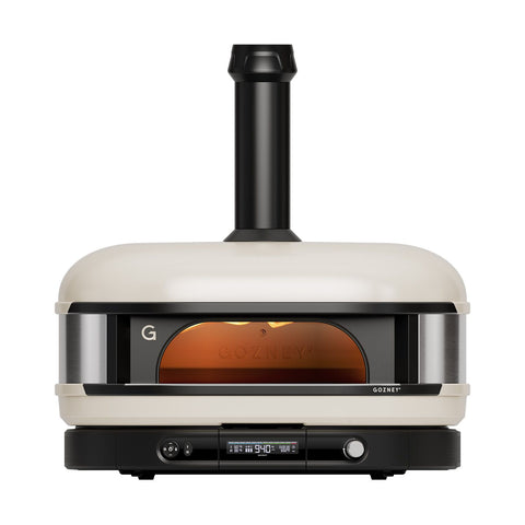 Der Gozney Dome Gen 2 XL Pizzaofen - Hybrid Brennstoffsystem von Gozney, in modernem Creme mit schwarzem Schornstein und digitalen Bedienelementen, wird frontal mit beleuchtetem Innenraum gezeigt - perfekt für professionelle Leistung beim Backen.