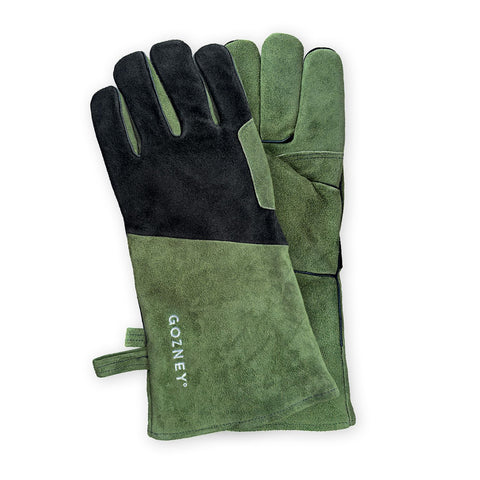 Die Gozney hitzebeständigen Ofenhandschuhe sind lange, grüne Wildleder-Grillhandschuhe mit schwarzen Akzenten und "GOZNEY" auf der Stulpe, die für optimalen Hitzeschutz konzipiert sind.