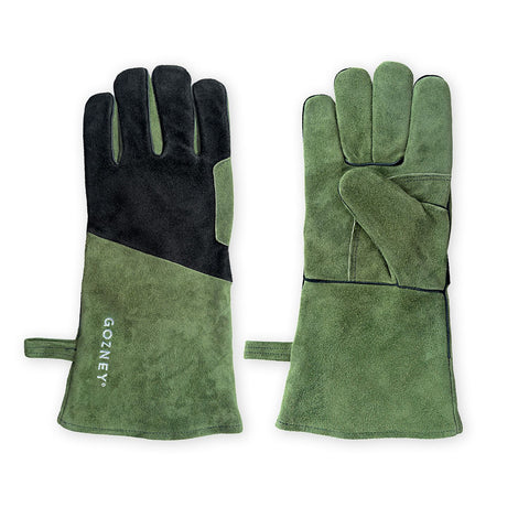 Ein Paar grüner und schwarzer Gozney hitzebeständiger Ofenhandschuh von Gozney mit extralangen Stulpen und "GOZNEY" auf einem Handschuh, flach auf weißem Hintergrund dargestellt.