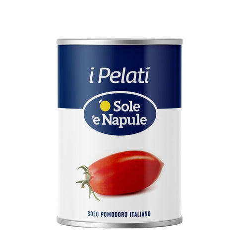 Eine 400-g-Dose O Sole e Napule Pomodori Pelati mit einer einzelnen Tomate auf einem weißen Etikett mit blauen Details und dem Text "i Pelati" und "Solo Pomodoro Italiano" - ideal für die authentische italienische Küche.