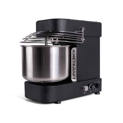 Ein schwarzer KernKraft KnetKraft 5 Spiral-Knetmaschine Standmixer mit Edelstahlschüssel und Metall-Schutzgitter, Bedienknöpfen und "KnetKraft"-Etikett - ideal für die Herstellung von Pizzateig, auf weißem Hintergrund.