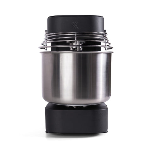 Die KernKraft KnetKraft 5 Spiral-Knetmaschine ist ein moderner schwarz-silberner Standmixer mit großer Edelstahlschüssel und Schutzgitter, perfekt für Pizzateig, abgebildet von vorne auf weißem Hintergrund.