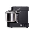 Die KernKraft KnetKraft 5 Spiral-Knetmaschine ist ein eleganter, schwarz-silberner Tischmixer mit einer großen Edelstahlschüssel, Drahtschutz und Bedienknöpfen - ideal für die mühelose Zubereitung von Pizzateig.