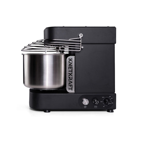 Die KernKraft KnetKraft 5 Spiral-Knetmaschine ist ein eleganter, schwarz-silberner Tischmixer mit einer großen Edelstahlschüssel, Drahtschutz und Bedienknöpfen - ideal für die mühelose Zubereitung von Pizzateig.