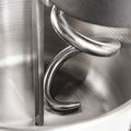 Nahaufnahme eines glänzenden Edelstahlknethakens in einer Metallschüssel, ideal zum Kneten von Pizzateig mit der KernKraft KnetKraft 5 Spiral-Knetmaschine.