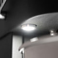 Eine Nahaufnahme der eingebauten LED-Unterbauleuchte, die die Arbeitsplatte erhellt - ideal für die Zubereitung von Pizzateig mit Ihrer KernKraft KnetKraft 5 Spiral-Knetmaschine.