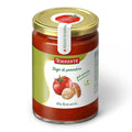 Ein Glas La Torrente Sugo alla Boscaiola – Tomatensauce mit Pilzen hat ein grün-weißes Etikett mit Bildern von Tomaten und Pilzen. Das Glas, ein Musterbeispiel für italienische Qualität, ist mit einem goldenen Deckel mit rotem Siegel und italienischem Text mit Produktinformationen versiegelt.
