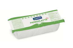 Eine rechteckige Packung Latteria Sorrentina Fior di Latte 1 kg, in grün-weißem Design mit dem Markenlogo „Latteria Sorrentina“ auf der Oberseite. Die Verpackung enthält informativen Text auf Italienisch und hebt die reiche italienische Käsetradition mit einem großen „FIORDILATTE“-Etikett in fetten grünen Buchstaben in der Mitte hervor.