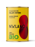 Eine gelbe Dose mit der Aufschrift „100 % italienische BIO-Geschälte Tomaten“ und „100 % italienische Bio“ sowie der Marke „Nolano“. Das Design beinhaltet rechts eine rote Tomatensilhouette, die den authentischen Geschmack Italiens einfängt.