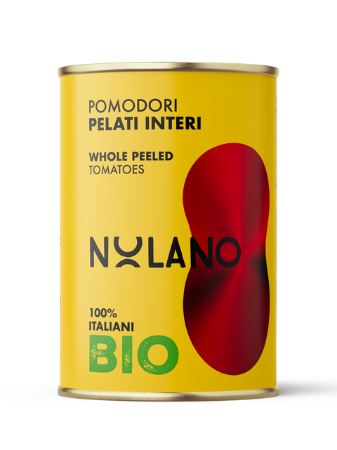 Eine gelbe Dose mit der Aufschrift „100 % italienische BIO-Geschälte Tomaten“ und „100 % italienische Bio“ sowie der Marke „Nolano“. Das Design beinhaltet rechts eine rote Tomatensilhouette, die den authentischen Geschmack Italiens einfängt.