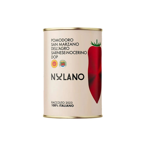 Die 400-g-Dose Nolano San Marzano DOP Tomaten ist mit einer stilisierten Tomatenillustration verziert. Auf den Etiketten steht „Pomodoro San Marzano dell'Agro Sarnese-Nocerino DOP“ und deutlich zu erkennen ist die Aufschrift „100 % Italiano“, begleitet von „Raccolto 2023“.