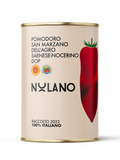 Eine Dose mit der Aufschrift „San Marzano DOP Tomaten – Nolano (400 g)“ zeigt eine auffällige rote Tomatengrafik sowie den Markennamen Nolano. Sie trägt stolz die Aufschrift „Raccolto 2023“ und bestätigt ihre Herkunft mit „100 % Italiano“, wodurch das ehrwürdige Erbe der San Marzano DOP-Tomaten gefeiert wird.