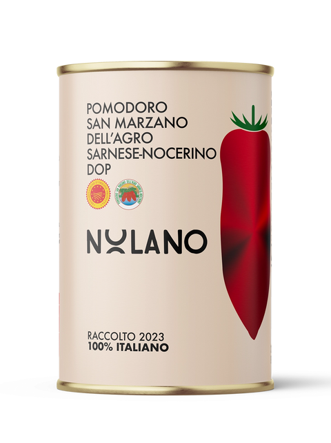 Eine Dose mit der Aufschrift „San Marzano DOP Tomaten – Nolano (400 g)“ zeigt eine auffällige rote Tomatengrafik sowie den Markennamen Nolano. Sie trägt stolz die Aufschrift „Raccolto 2023“ und bestätigt ihre Herkunft mit „100 % Italiano“, wodurch das ehrwürdige Erbe der San Marzano DOP-Tomaten gefeiert wird.