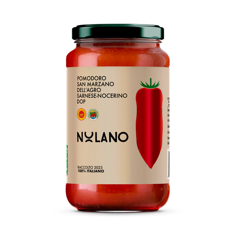 Ein 540 g schweres Glas Nolano San Marzano DOP Tomaten im Glas verfügt über ein rotes Etikett, das mit einer großen Tomatengrafik und einem italienischen Text verziert ist und so die authentische Herkunft unterstreicht.