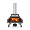 Der Ooni Karu 2 Pro Pizzaofen von Ooni ist ein Multi-Fuel-Pizzaofen aus Edelstahl mit einem Schornstein, sichtbaren Flammen im Inneren und einer digitalen Temperaturanzeige, die 950 °F unterhalb der Ofenöffnung anzeigt.
