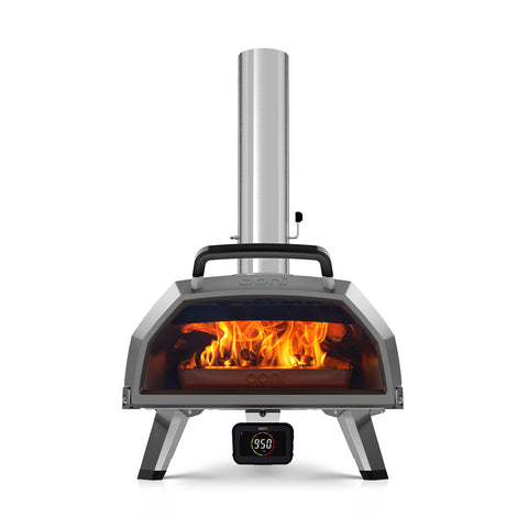 Der Ooni Karu 2 Pro Pizzaofen von Ooni ist ein Multi-Fuel-Pizzaofen aus Edelstahl mit einem Schornstein, sichtbaren Flammen im Inneren und einer digitalen Temperaturanzeige, die 950 °F unterhalb der Ofenöffnung anzeigt.