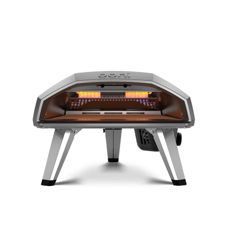 Vorderansicht des Ooni Koda 2 Gas-Pizzaofens von Ooni. Er verfügt über G2-Gas-Technologie, eine breite Öffnung, vier Metallbeine und ein freiliegendes Heizelement. Sein elegantes Edelstahldesign ist perfekt für authentische neapolitanische Pizzen.