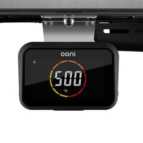 Ein digitales Thermometer der Marke Ooni zeigt 500 °C mit einer farbigen Skala an – ideal für den Ooni Koda 2 Pro Gas-Pizzaofen, der über die innovative G2-Gas-Technologie verfügt.