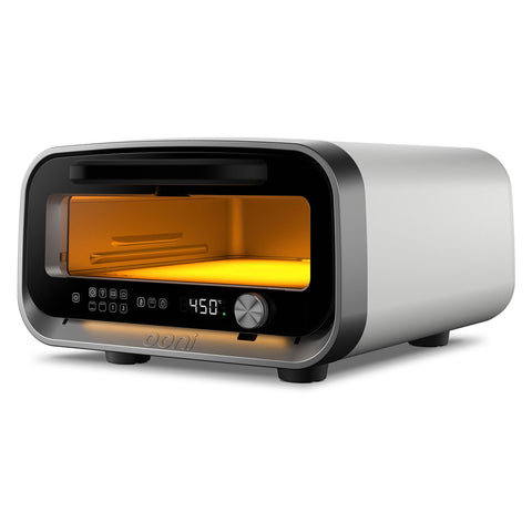 Der Ooni Volt 2 Elektro Pizzaofen von Ooni verfügt über ein digitales Bedienfeld, eine Temperaturanzeige bis 450°F und ein schlankes, silbernes Design mit orangefarbener Innenbeleuchtung - ein fortschrittlicher Pizzaofen, der modernen Stil und intelligente Technologie vereint.