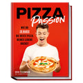 Auf einem Buchcover mit dem Titel „Pizza Passion“ (Pizza-Passione) ist ein fröhlicher Mann abgebildet, der eine frisch gebackene Pizza in der Hand hält. Der Hintergrund ist leuchtend rot und mit dem deutschen Text „Wie du zu Hause die beste Pizza deines Lebens backst“ versehen. Der Autor ist Sven Teichmann, Pionier einer wahren Pizza-Revolution. Dieses Produkt, Pizza Passion (Sven Teichmann), wird Ihnen von der Ava Verlagsauslieferung präsentiert.