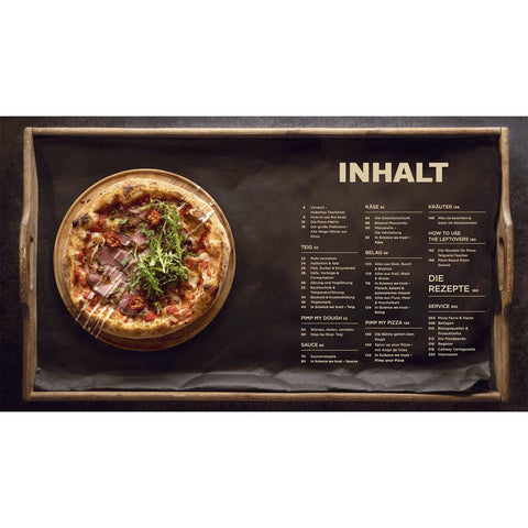Links ist auf einem Holztablett Pizza mit Rucola zu sehen. Rechts zeigt die deutsche Speisekarte mit dem Titel "INHALT" Pizza-Innovationen aus "In Pizza We Crust - Das Buch für alle, die Pizza lieben" von Ava Verlagsauslieferung.