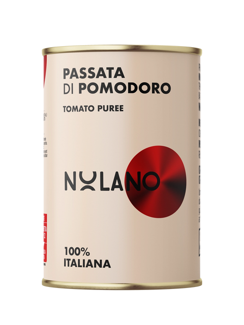 Eine Dose 100 % Italienisches Tomatenpüree – Nolano (400 g) der Marke Nolano präsentiert sonnengereifte Tomaten mit einem auffälligen roten runden Logo auf beigem Hintergrund.