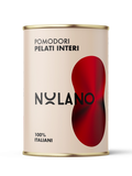 Eine Dose ganze geschälte Tomaten der Marke „Nolano“, ideal für neapolitanische Rezepte, mit der Aufschrift „100 % italienische geschälte Tomaten“. Das Etikett ist mit einer roten Tomatengrafik und der stolzen Aufschrift „100 % Italiani“ auf beigem Hintergrund versehen und zelebriert so die authentische italienische Küche.