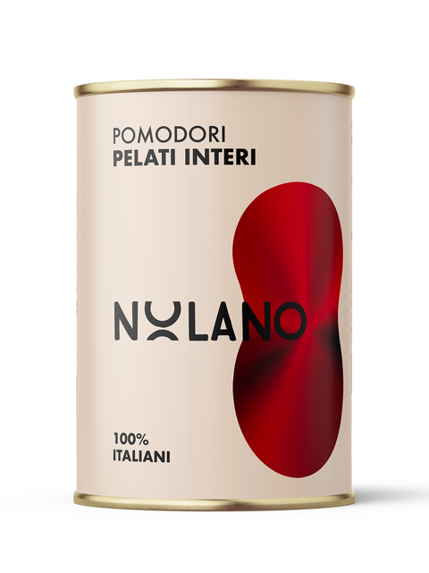 Eine Dose ganze geschälte Tomaten der Marke „Nolano“, ideal für neapolitanische Rezepte, mit der Aufschrift „100 % italienische geschälte Tomaten“. Das Etikett ist mit einer roten Tomatengrafik und der stolzen Aufschrift „100 % Italiani“ auf beigem Hintergrund versehen und zelebriert so die authentische italienische Küche.