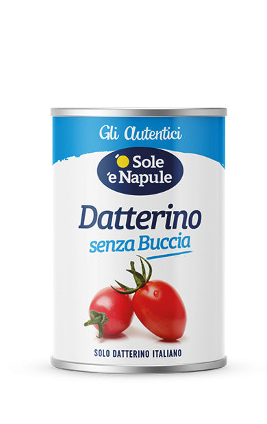 Eine Dose mit der Aufschrift „Datterini Senza Buccia O Sole e Napule – 400 g“ mit geschälten Datterini-Tomaten. Die Dose ist überwiegend weiß mit blauen Akzenten und einem Bild von zwei Tomaten am Boden. Im Text steht auch „Solo Datterino Italiano“.