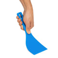 Eine Hand hält den Gi.Metal Profi Teigspachtel Flexibel, einen blauen, haltbaren Polymerspachtel mit breiter, flacher Klinge und Griffloch - perfekt zum Formen von Teigkugeln - vor einem weißen Hintergrund.