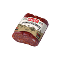 Eine 250-g-Packung Madeo Salami Spianata am Stuck (Schiacciata), hergestellt aus hochwertigem Schweinefleisch, mit sichtbarem Etikett und marmoriertem rotem Fleisch, isoliert auf weißem Hintergrund - ein köstliches Alleinstellungsmerkmal unter den Wurstsorten.