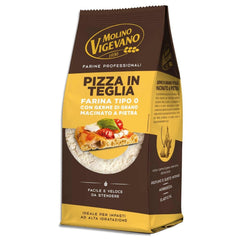 Eine Packung Mehl Molino Vigevano Pizza in Teglia-Mehl (500 g). Die Tüte hat ein braun-gelbes Design und zeigt ein Bild eines gebackenen Pizzastücks. Es hebt hervor, dass es sich um FARINA TIPO 0 mit Weizenkeimen handelt, steingemahlen und für Teige mit hohem Feuchtigkeitsgehalt geeignet ist.