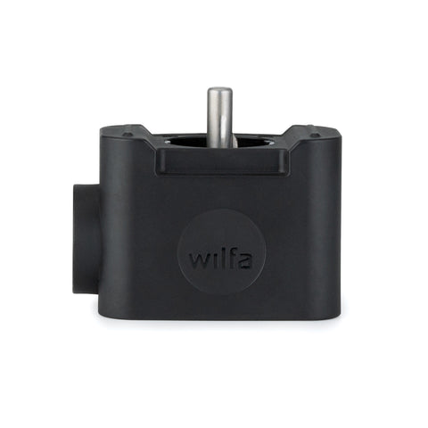 Schwarzer Kunststoff-Wilfa-Adapter für optionales Zubehör mit einem zylindrischen Metallstab auf der Oberseite und "Wilfa"-Prägung auf der Vorderseite. Sein rechteckiges, abgerundetes Design eignet sich für die Verwendung als Wilfa Probaker Adapter oder mit Kenwood Zubehör.