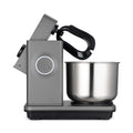 Die Wilfa Probaker NXT Küchen- und Knetmaschine in Grau verfügt über eine 7-Liter-Edelstahlschüssel, einen schwarzen Rührarm, eine beleuchtete „wilfa“-Taste und ein Dual-Action-Knet-System für optimale Ergebnisse. Abgebildet in Seitenansicht vor weißem Hintergrund.