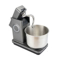 Die Wilfa Probaker NXT Küchen- und Knetmaschine in Grau von Wilfa besticht durch eine elegante Metalloptik, eine große 7-Liter-Edelstahlschüssel, einen „Dual-Action“-Knethaken und steht stilvoll auf einem flachen Sockel.