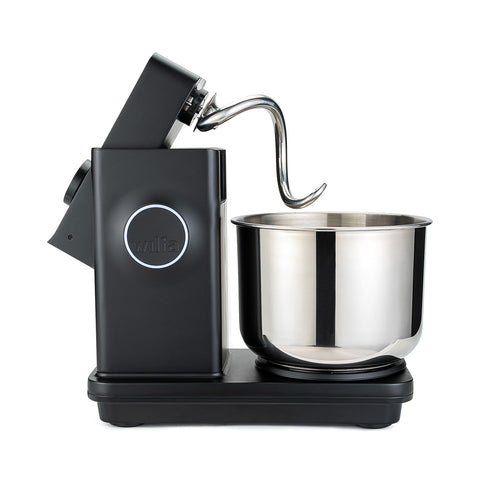 Die Wilfa Probaker NXT Küchen- und Knetmaschine in Schwarz von Wilfa mit einer 7-Liter-Edelstahlschüssel, einem Knethaken und einem Dual-Action-Knetsystem ist im Profil vor weißem Hintergrund abgebildet.