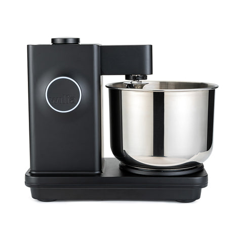 Die Wilfa Probaker NXT Küchen- und Knetmaschine in Schwarz verfügt über eine 7-Liter-Edelstahlschüssel, ein minimalistisches schwarzes Design, ein Dual-Action-Knet-System und den Wilfa-Markennamen an der Seite.