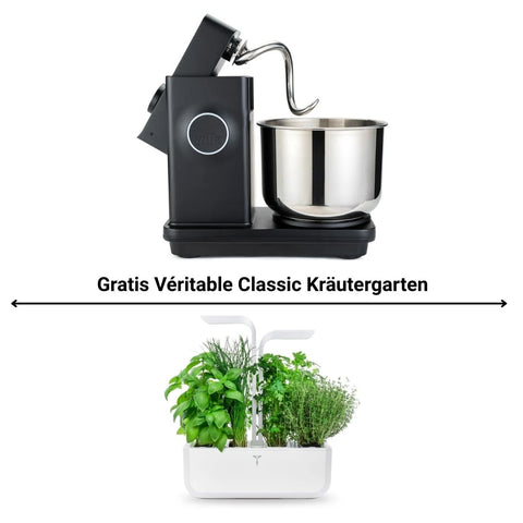 Eine schwarze Wilfa Knetmaschine Probaker mit Timer (Spring Bundle) mit Edelstahlschüssel ist über einem weißen Indoor-Kräutergarten-Set mit Kräutern ausgestellt. Text: „Gratis Véritable Classic Kräutergarten“.