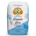 Bild einer 1 kg (2,2 lb) schweren Tüte Caputo Mehl Doppio Zero von Mulino Caputo, bekannt als „Doppio Zero“. Die Verpackung ist weiß und blau mit einer Abbildung eines Kochs, einem Logo und einem Text auf Italienisch, der besagt, dass es sich um ein vielseitiges Mehl handelt, das für alle Zwecke geeignet ist. Perfekt für italienische Pizzakreationen.