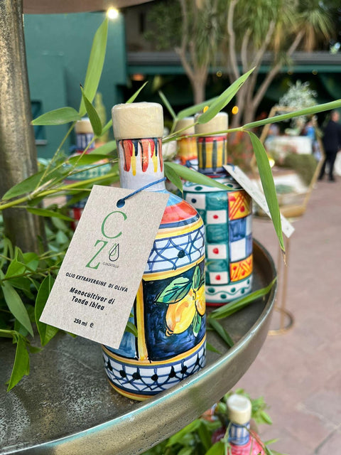 Handgefertigte Keramikflaschen mit Cunzatillu Olivenöl