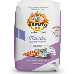 Eine Tüte Mulino Caputo Nuvola Mehl. Auf der Verpackung ist das ikonische Caputo-Logo mit einem Bäcker zu sehen, außerdem steht „Il mulino di Napoli“ und „Nuvola per grandi alveolature“. Dieses italienische Pizzamehl ist ein Weichweizenmehl Typ 0 für luftige Krusten, perfekt für neapolitanische Pizza. Die Tüte wiegt 1 kg (2,2 Pfund).