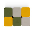 Eine Draufsicht auf sechs quadratische, antihaftbeschichtete Silikonbehälter, die in zwei Reihen angeordnet sind und jeweils das Babadoh-Logo tragen. Die obere Reihe enthält grüne, beige und gelbe Behälter, während die untere Reihe gelbe, grüne und beige Behälter enthält – das perfekte und vielseitige Babadoh Silikon-Pizzateig- und Zutatenbehälter-6er-Set für Ihre Küche.