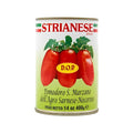Eine Dose Strianese San Marzano DOP Tomaten der Marke Pizzalovers. Das Etikett zeigt ein Bild von drei Tomaten an einer Rebe, wobei die Dose 400 g wiegt. Das Design enthält oben auch die Farben der italienischen Flagge, um dieses exquisite italienische Produkt zu feiern.